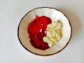 碗里放粗细辣椒粉，蒜蓉。