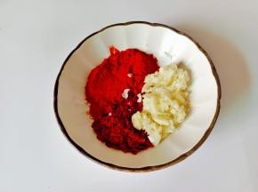 碗里放粗细辣椒粉，蒜蓉。