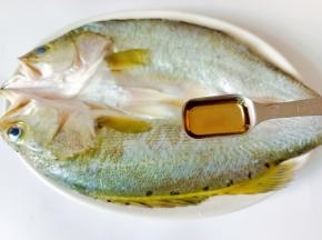 海鲈鱼加料酒两勺。