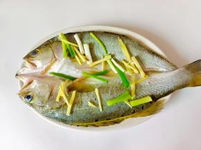 加上生姜丝，葱段去腥。