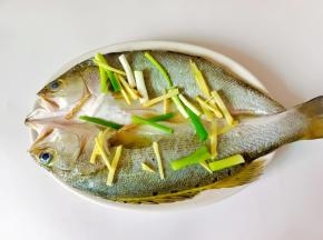 加上生姜丝，葱段去腥。