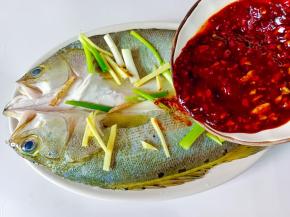 放上调好的料汁。