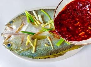 放上调好的料汁。