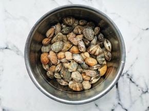 花甲买回来先多冲洗两遍，加盐和食用油使，多颠簸几下再次清洗。