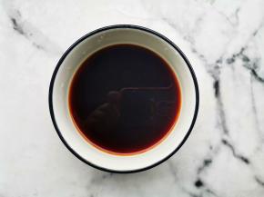 调个酱汁:生抽3勺十老抽1勺十蚝油2勺料酒1勺十糖1勺十淀粉1勺+半碗水搅拌均匀。