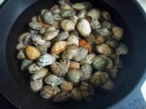 锅中凉水加入洗净的花蛤煮2分钟捞出沥干水份。
