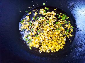 另起锅热油，炒香葱蒜末，