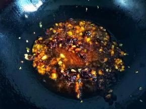 放一勺豆瓣酱炒出红油，