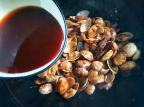 加入花蛤翻炒均匀，倒入酱汁大火翻炒至入味，