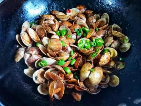 倒入辣椒、葱花翻炒均匀即可出锅~