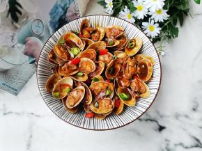 超级好吃入味好吃的爆炒花甲就做好了，鲜香美味，好吃过瘾，一个接一个好吃到停不下来了～