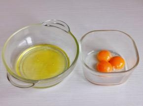 蛋白与蛋黄分别在无油无水的器具中。