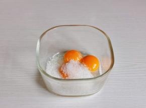 蛋黄+10克白砂糖手动打蛋器打匀。
