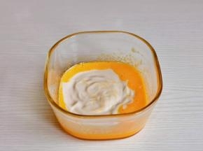 加入浓稠酸奶拌匀。