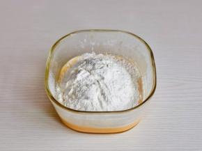 筛入低筋面粉，泡打粉。