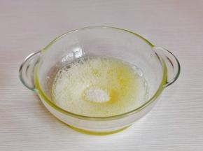 蛋白中滴入白醋，启动电动打蛋器将蛋白低速打至粗泡，加入三分一的细砂糖继续打发。