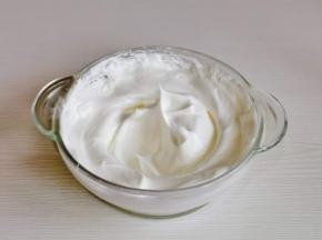 分三次加入糖，打发至提起打蛋器有直立小尖角即可。