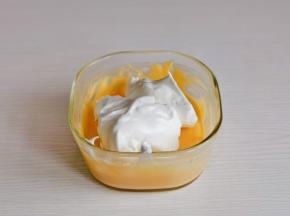 取三分之一的蛋白霜加入蛋黄糊中翻拌均匀。