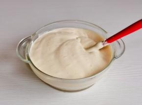 将蛋黄糊倒入蛋白霜中，翻拌至完全混合。