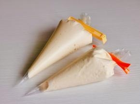 装入裱花袋中。