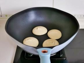 锅无需刷油小火加热30秒，挤入面糊堆圆形，小火煎1分钟。