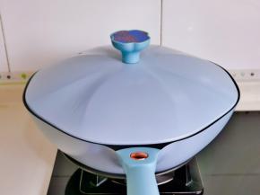 盖上九阳桃夭锅的盖子小火煎2-3分钟。