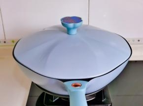 盖上九阳桃夭锅的盖子小火煎2-3分钟。
