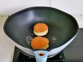 两个松饼叠加压实，加一小勺水。