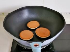 不叠加也可以哈，翻面再煎2分钟，松饼做法其实特别简单易学，原料多一点少一点都不会特别影响成品及口感，但是一定要不粘锅。