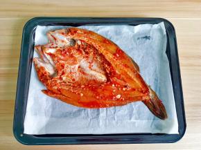 把鲈鱼放到烤盘上。