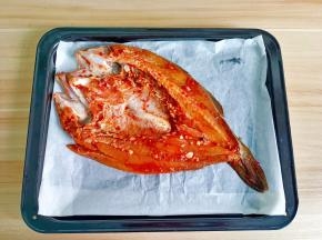 把鲈鱼放到烤盘上。