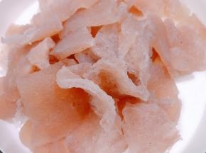 捞出晾到不烫手后挤干水份，冷冻后的魔芋呈海绵质地