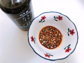碗里加入蒜末，六月鲜轻盐原汁酱油
