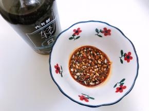碗里加入蒜末，六月鲜轻盐原汁酱油