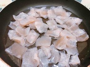 魔芋解冻后放入锅里，水开后煮2分钟