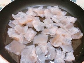 魔芋解冻后放入锅里，水开后煮2分钟