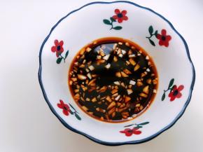 加入米醋，白糖，蚝油还有2勺纯净水拌匀