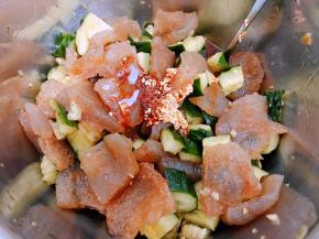 把调好的料汁倒入魔芋黄瓜里，加入红油辣椒和花椒油