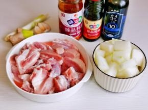 准备食材，排骨泡冷水，将血水泡出，冬瓜去皮切小块。