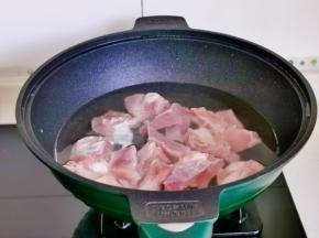 排骨冷水下锅，烧开煮2分钟，捞出冲洗干净。