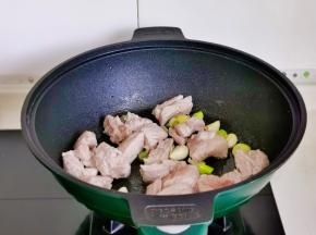 起油锅加入葱姜蒜炒香，加排骨翻炒。