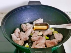 加入料酒。
