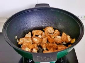 加入红烧酱油翻炒均匀。