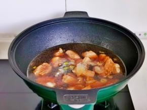 加入水冰糖烧开，转小火将排骨炖25分钟。