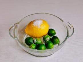 柠檬冲洗后用盐搓。