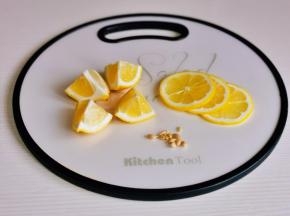 黄柠檬一半切片，一半切块，去籽。