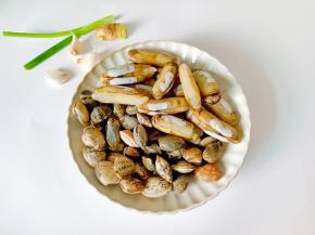 准备好需要的海鲜。