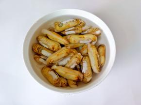 蛏子加盐与食用油吐泥沙。