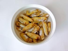 蛏子加盐与食用油吐泥沙。