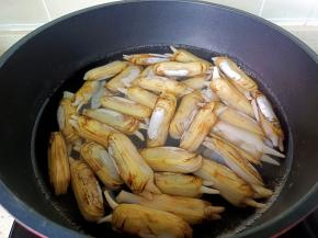 锅里水开放入蛏子。